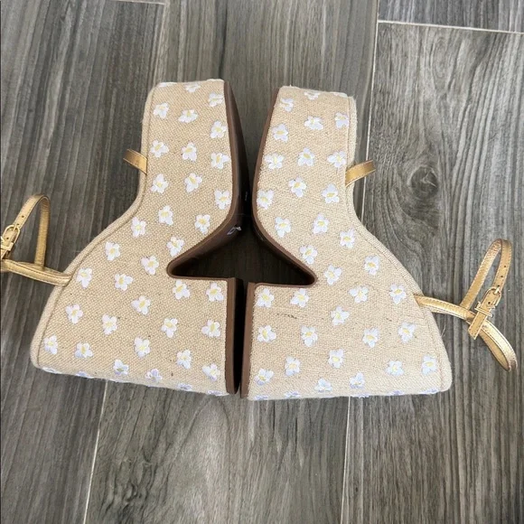 Elegant Gold Platform Sandals - Picture 6 of 9